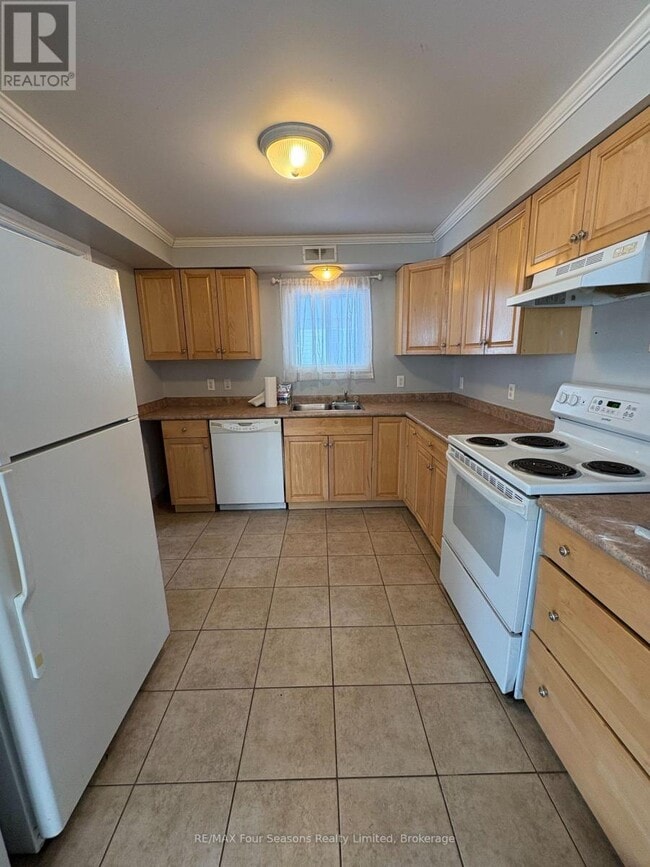 Building Photo - 232 Jane St