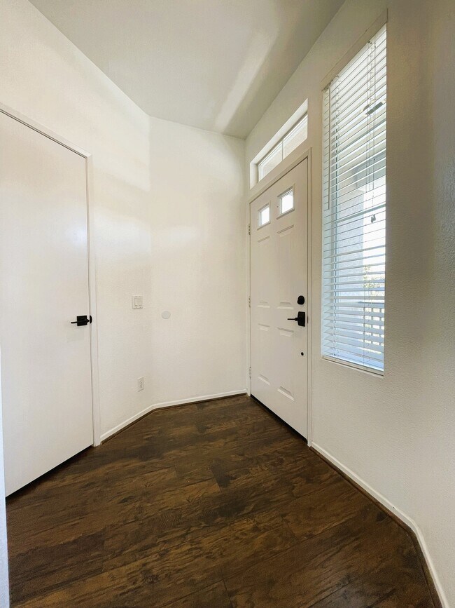 Building Photo - 10776 Sabre Hill Dr