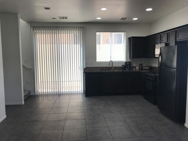 Foto del edificio - 3 bed/3 bath with Loft  2-story home 89115