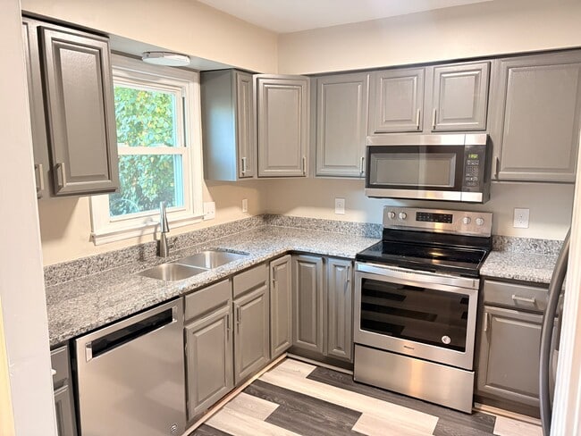 Building Photo - 6813 Glendower Rd