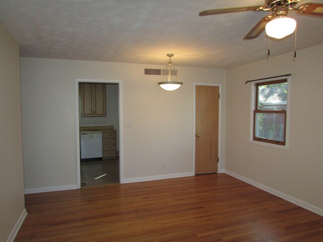 Building Photo - 4 BEDROOM | 2 BATH | DETACHED DOUBLE GARAG...