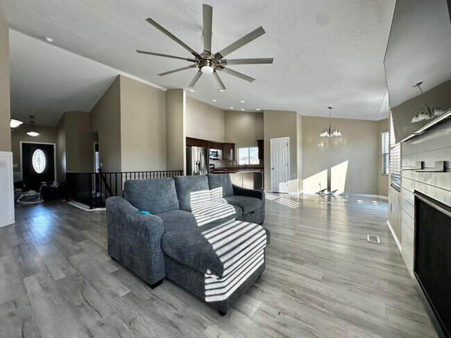 Building Photo - 1976 80 N