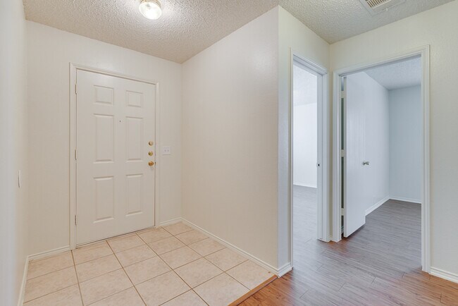 Foto del edificio - 7105 Baybridge Dr