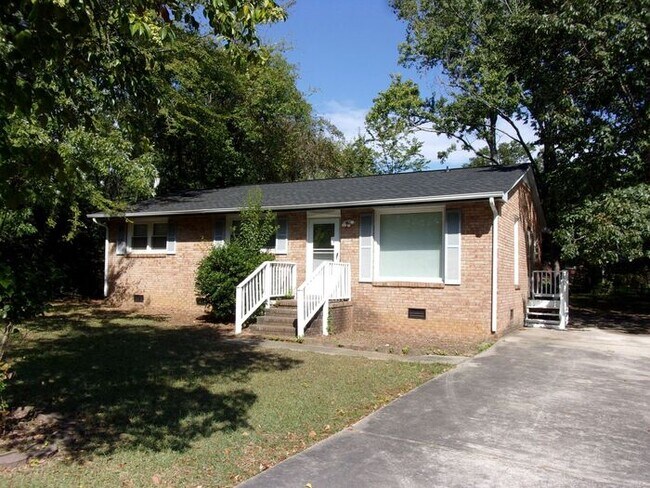 Foto del edificio - 3 Bedroom 1 Bath Brick Ranch - Recently Updated and Painted