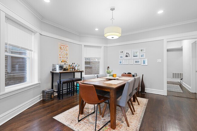 Foto del edificio - 2221 W Addison St