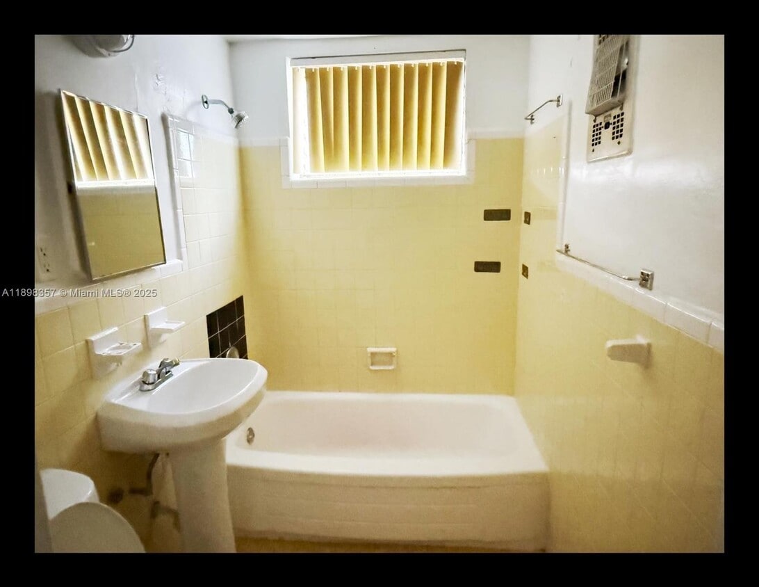 Foto del edificio - 7740 Dickens Ave