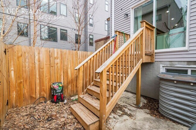 Building Photo - 1256 N Myrtlewood St