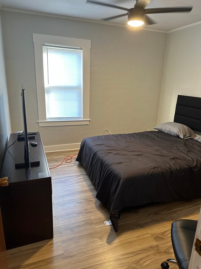 Building Photo - 392 Shaw St