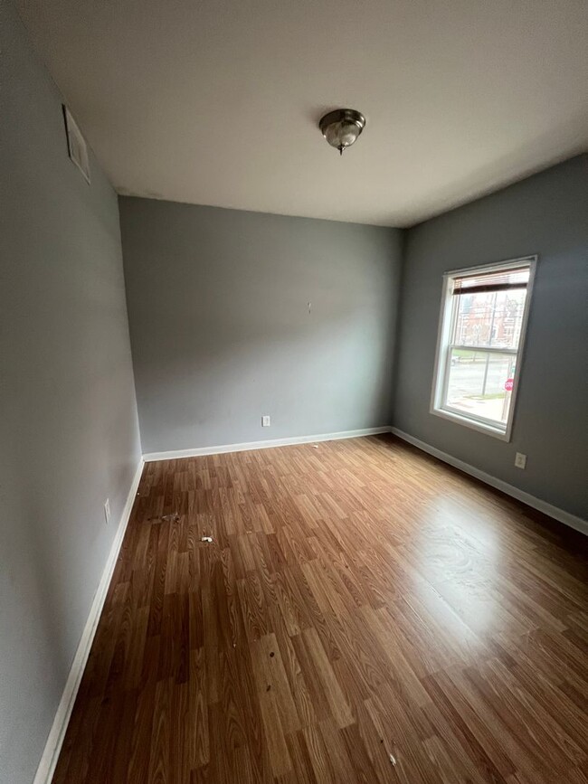 Building Photo - Spacious Three-Bedroom Apartment in the Ru...