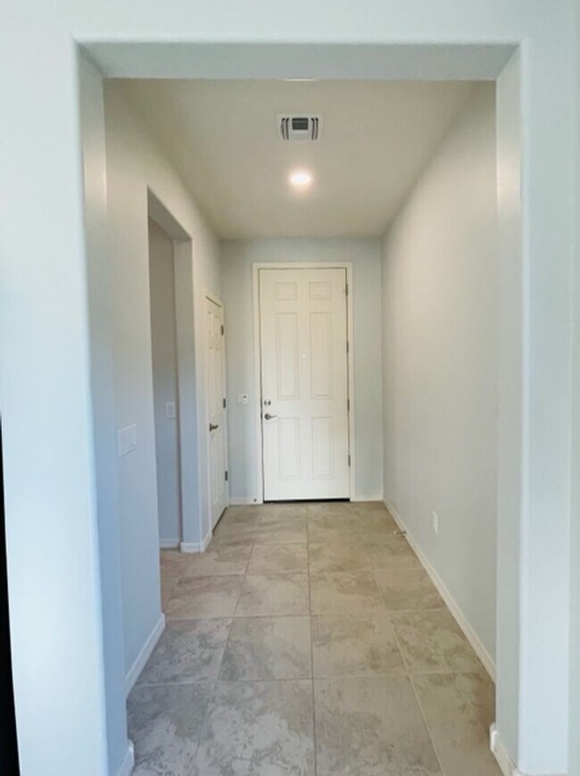 Foto del edificio - Beautiful home located in gated community ...