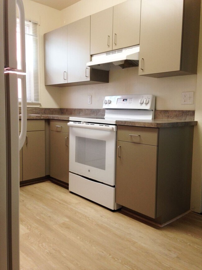 Building Photo - Guaranteed Lease - Sign Today!