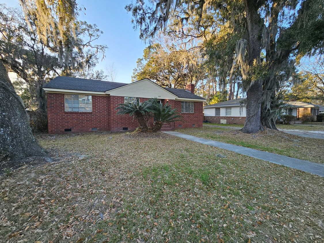 Primary Photo - 3 Bedroom, 2 bath w/ detached 1 bed/ 1 bat...