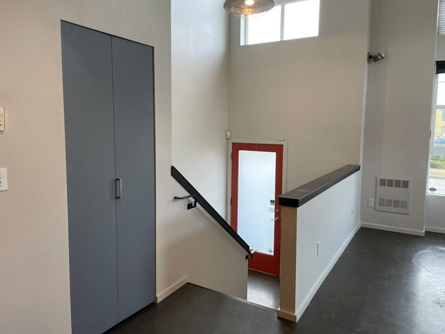 Building Photo - Great Georgetown Location, Parking Included, Loft Space, & Pets Are Welcome!