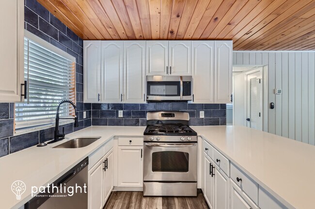 Building Photo - 8055 33Rd Avenue N, St. Petersburg, FL, 33710