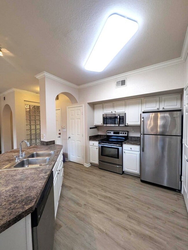 Building Photo - Spacious Updated 1x1  806 square feet! Top...