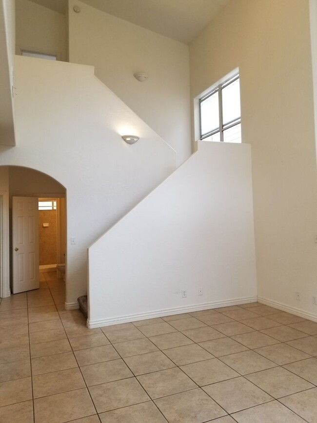 Foto del edificio - Westside 4 Bed, 2.75 Bath Townhouse w/Gara...