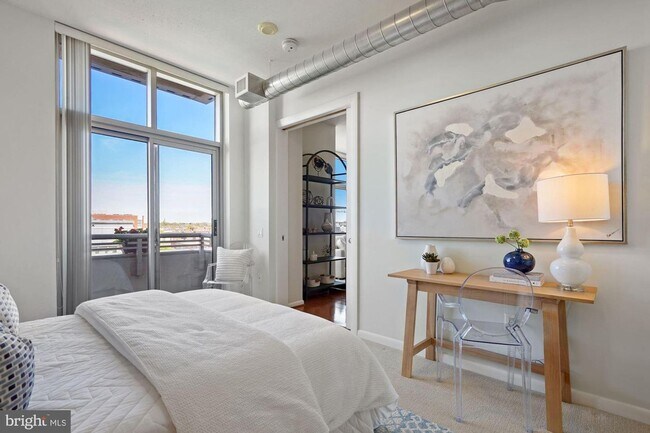 Foto del edificio - Incredible 11th Floor 2BR/2BA Condo (including reserved garage parking) in Vibrant Mount Vernon T...