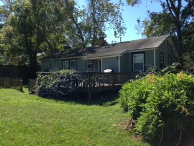 Building Photo - MIDTOWN HOUSE! GREAT LOCATION!