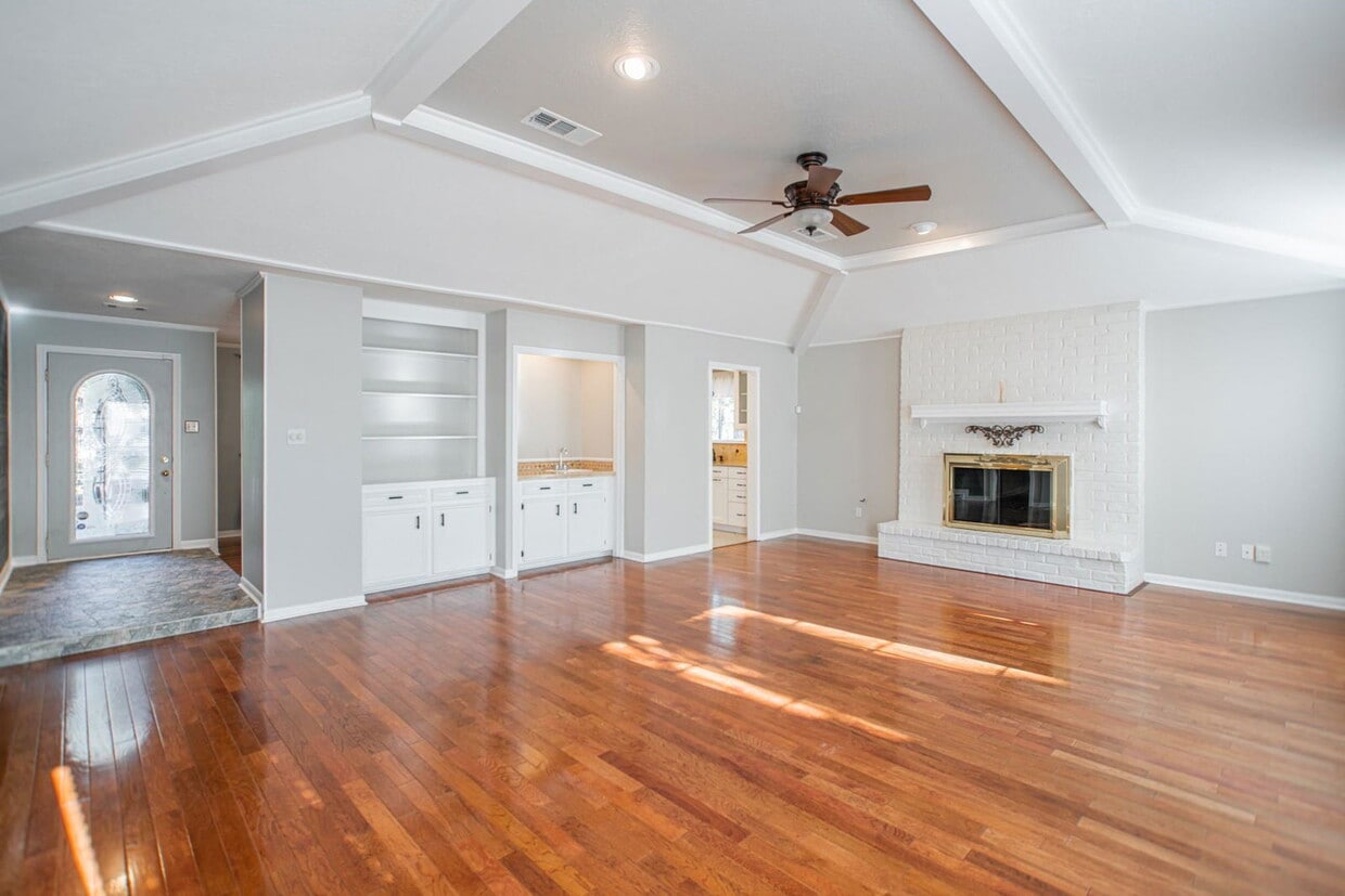 Primary Photo - 19 Lancelot Ln
