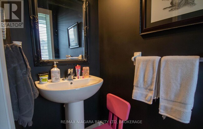 Photo du bâtiment - 24 Manhattan Ct.