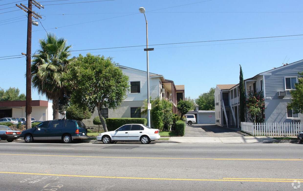 Building Photo - 12805 Vanowen St