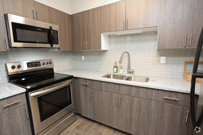 2BR, 1BA - 740 SF - Kitchen - The August