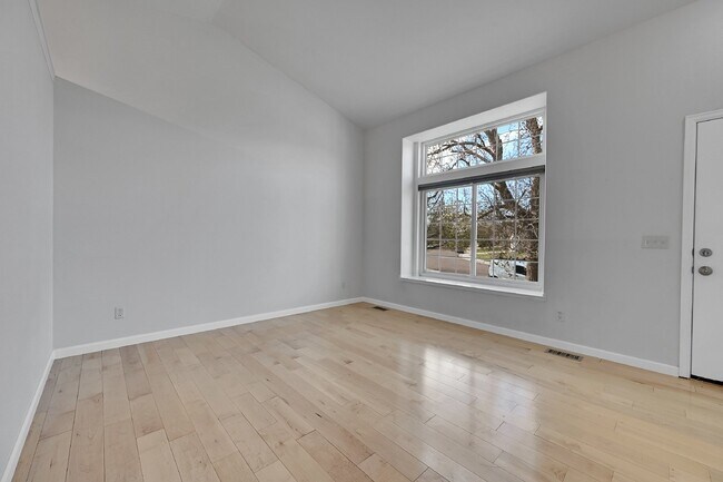 Foto del edificio - $2,995.00, stunning 4-bedroom, 3.5-bathroo...