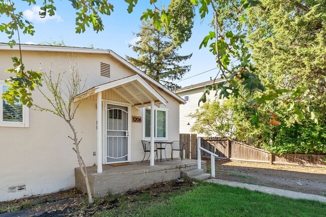 Building Photo - Fully Updated 2/1-Directly Across From 20th St Park- Available Now***Lease take over***