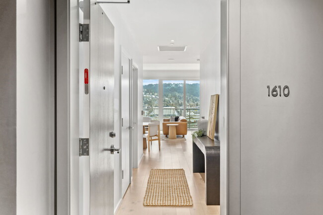 Entry - 1150 NW Quimby St