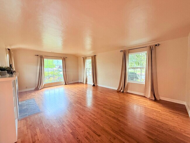 Foto del edificio - 619 W Cypress Ave