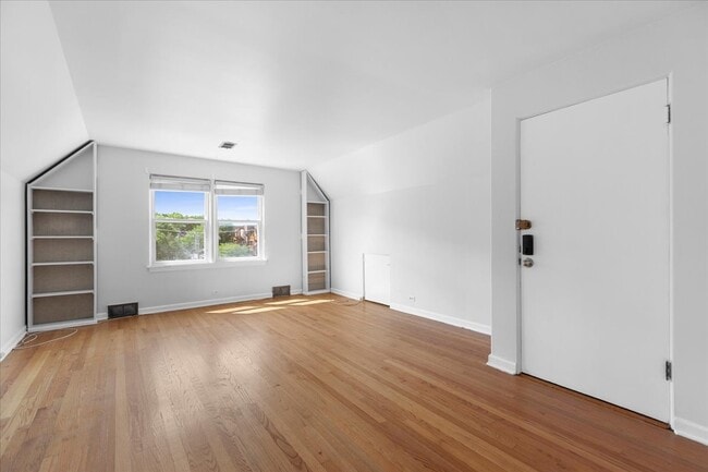 Foto del edificio - 1456 W Irving Park Rd