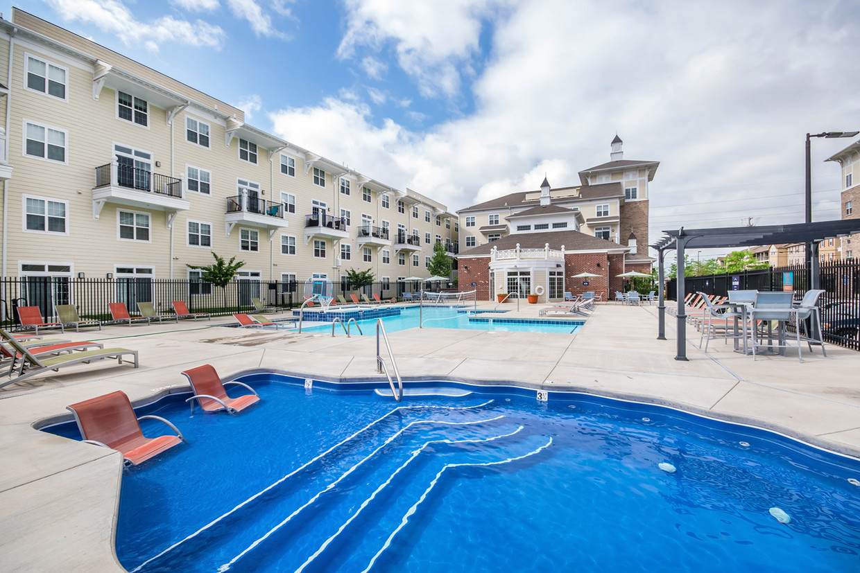 Piscina y jacuzzi - The Wyatt