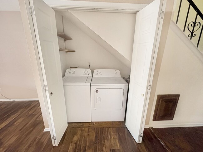 Building Photo - 413 W Kiowa Ave