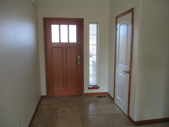Foto del edificio - Spacious east side home