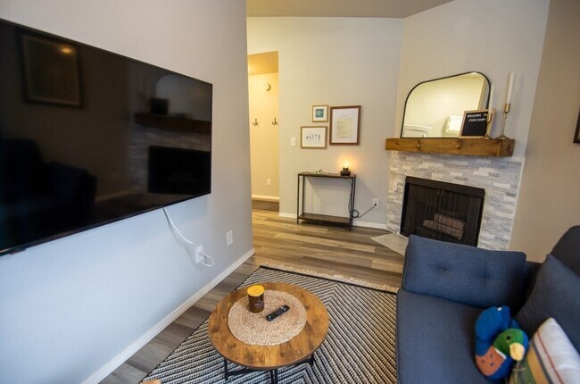 Sala de estar con chimenea de gas - 625 E 22nd Ave