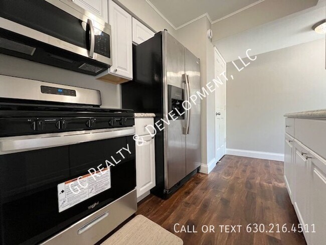 Building Photo - ***MUST SEE - RECENTLY REMODELED STREAMWOO...