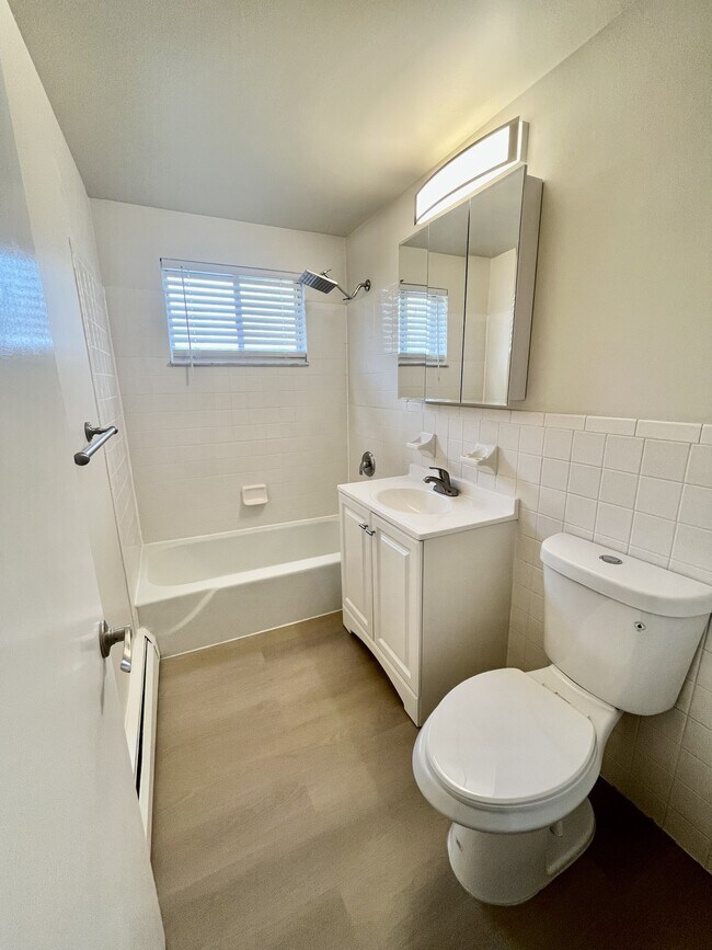 1 dormitorio con baño - Fernwood Apartments