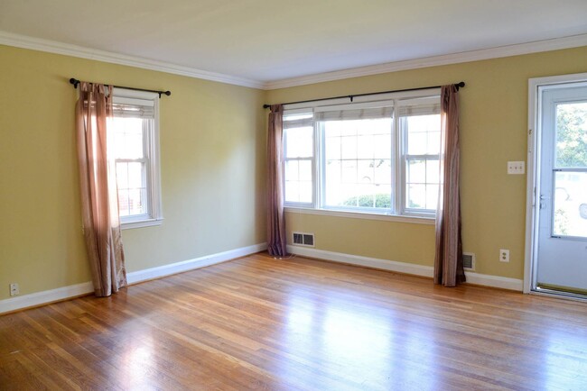 Foto del edificio - Spacious & Sunny Three-Bedroom Towson Home...