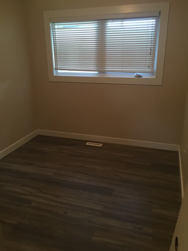 Photo du bâtiment - 12407 132 Av NW