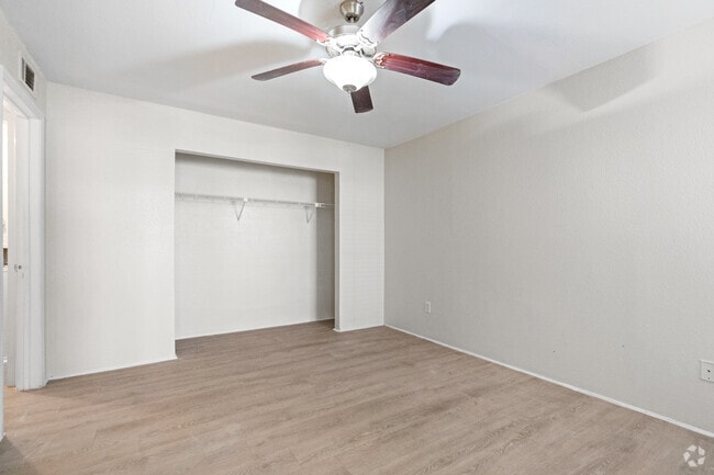 2 habitaciones, 1 baño - 777 pies cuadrados - Dormitorio principal - Pine Lake Village