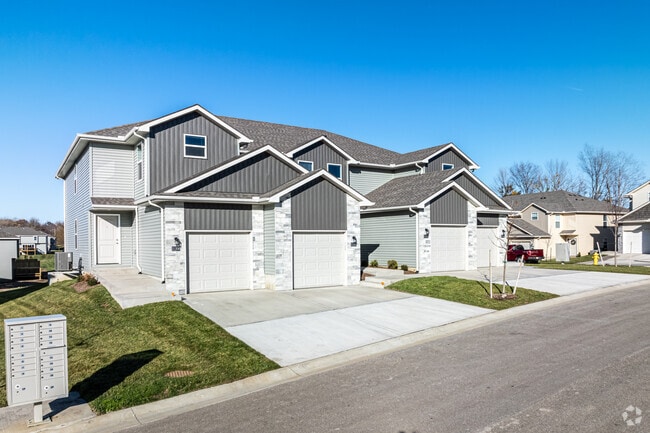 Building Photo - Oak Woods Townhomes