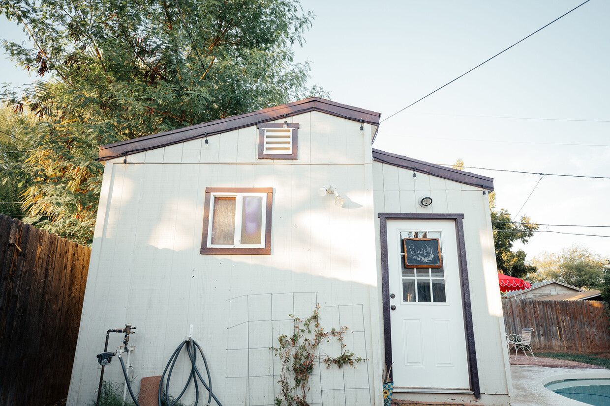Primary Photo - 1110 W MacKenzie Dr