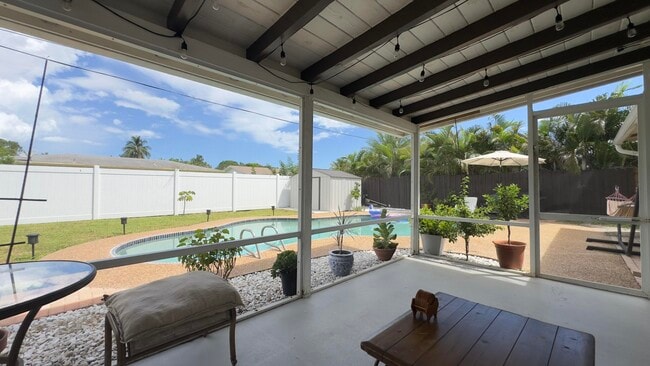 Foto del edificio - 3721 Holiday Rd