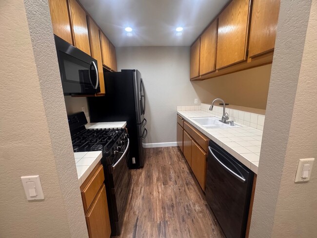 Building Photo - Spacious 2 Bed / 2 Bath Long Beach Condo Near Traffic Circle, CSULB & Belmont Heights