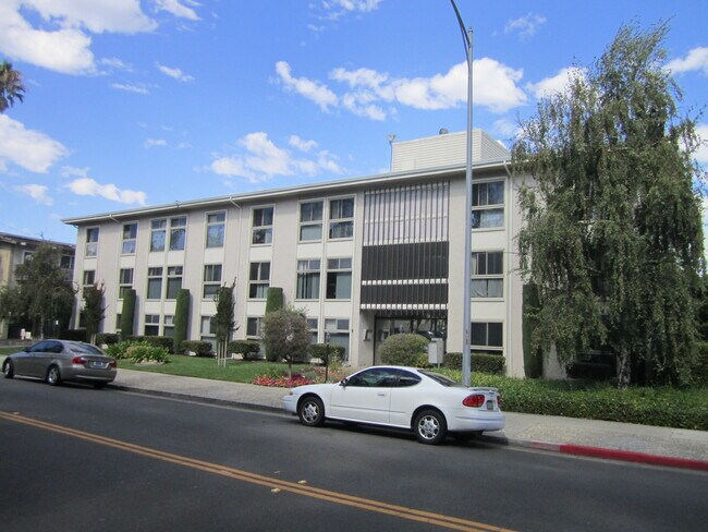 Foto del edificio - 4747 Atherton Ave