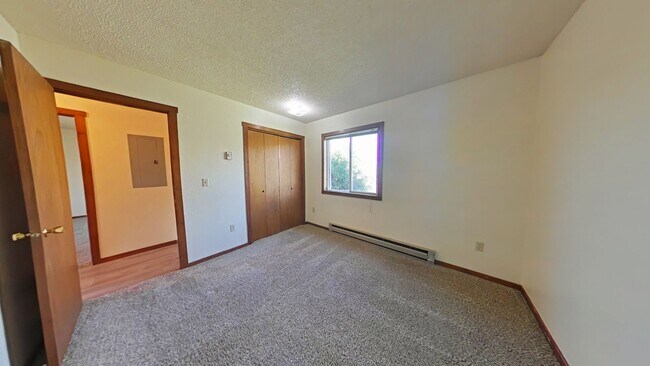 Foto del edificio - Pet Friendly! Top Floor Apartment! Conveni...