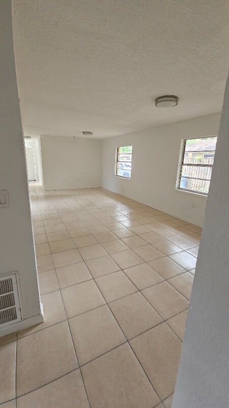 Building Photo - 10009 N Lantana Ave