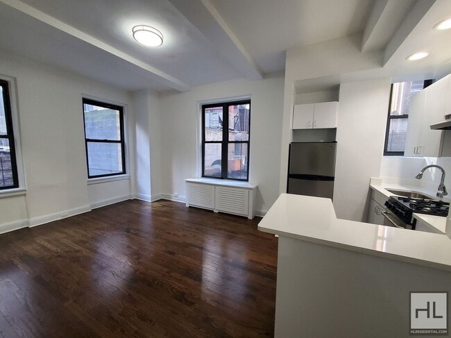 Building Photo - Studio with  Breakfast Bar Near Grand Central
