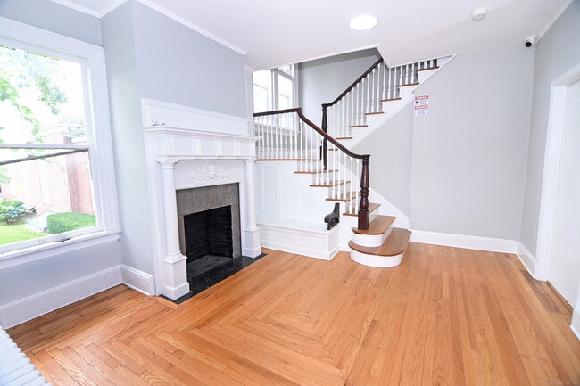 Building Photo - 137 Deer Hill Ave