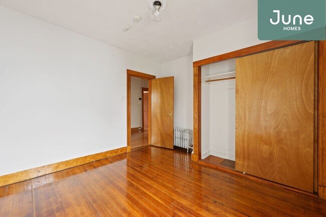 Building Photo - ROOM ONLY in 4-bed/1.0-bath Home